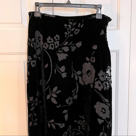 Ralph Lauren- Velvet skirt with beautiful floral cutouts. - Picture 3 of 6
